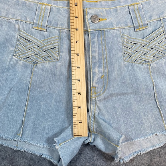 Vintage Levi’s Denim Shorts, Light Wash, Woven Pockets, Raw Hem Size 13 - Picture 10 of 11